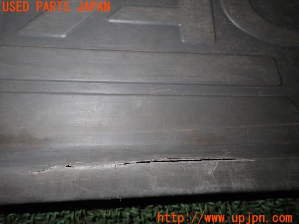 3UPJ=9231230634]ハイエースワゴン リビングサルーンEX(KZH100G)純正 ラゲッジマット トレイ 中古_4