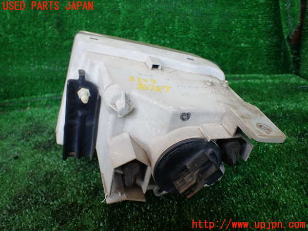 1UPJ-9231231180]ハイエースワゴン100系(KZH100G)右フォグ 中古_3