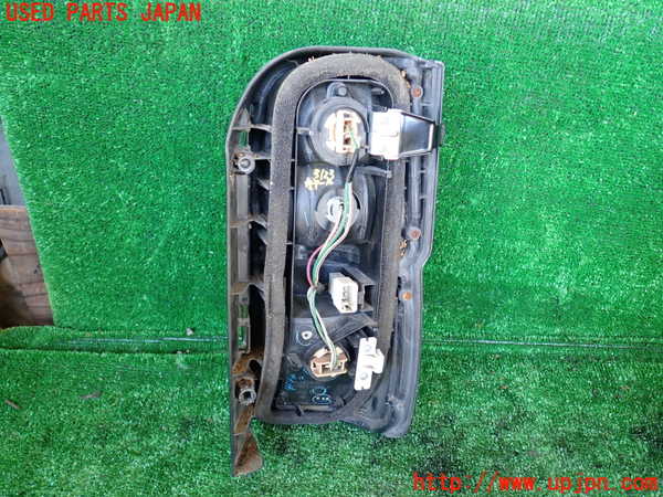 1UPJ-9231231536]ハイエースワゴン100系(KZH100G)左テールランプ 中古_2