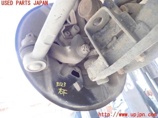 1UPJ-9231234290]ハイエースワゴン100系(KZH100G)右フロントナックルハブ 中古_2