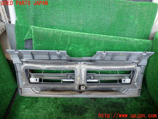 1UPJ-9231241050]ビッグホーン(UBS73GW)ラジエターグリル 中古_3
