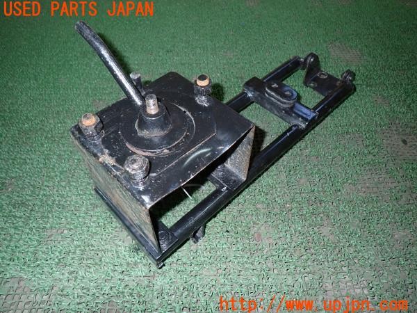 3UPJ=9231250029]三菱ジープ(J58)純正? スペアタイヤキャリア ブラケット 中古_2