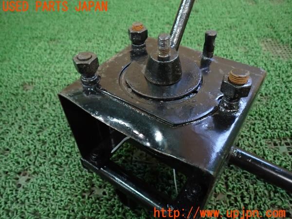 3UPJ=9231250029]三菱ジープ(J58)純正? スペアタイヤキャリア ブラケット 中古_4