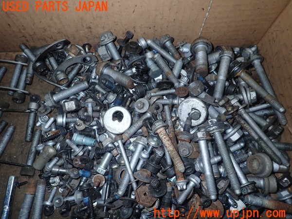 3UPJ=9231290720]ポルシェ カイエン ターボ(9PAM4851A 957型)ネジ・ナット・ステー類 セット ジャンク_4