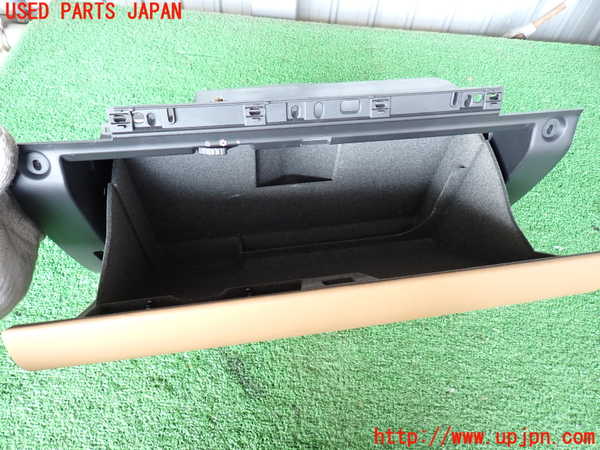 2UPJ-9231297516]ポルシェ・カイエン ターボ(9PAM4851A)グローブボックス1 中古_2