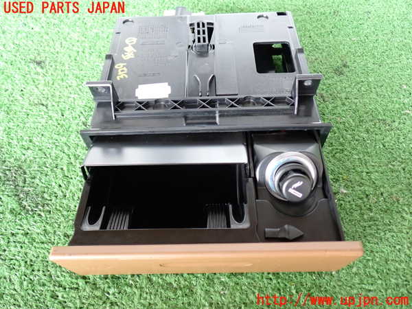 2UPJ-9231297821]ポルシェ・カイエン ターボ(9PAM4851A)灰皿1 中古_3