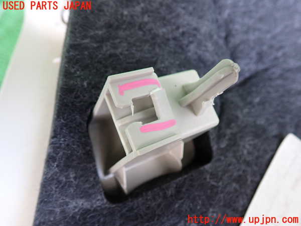 2UPJ-9231317680]ジャガー・XE(JA2XC)左リアピラートリム 中古_2