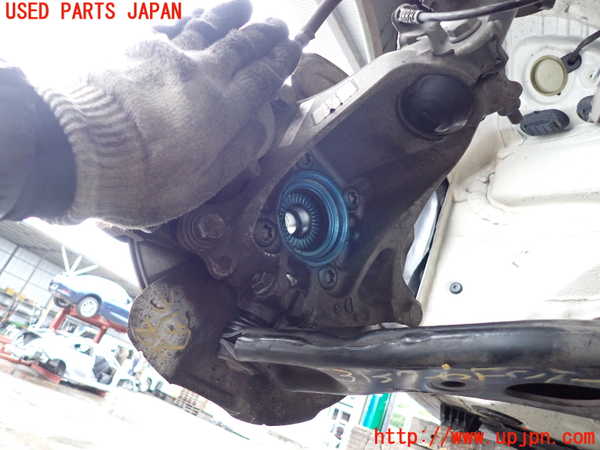 2UPJ-9231374290]BMW 218d アクティブツアラー(2C20)右フロントナックルハブ 中古 F45_2
