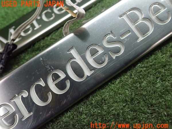 3UPJ=9231390512]ベンツ A250(177147M V177)純正 スカッフプレート イルミ付き 中古_2