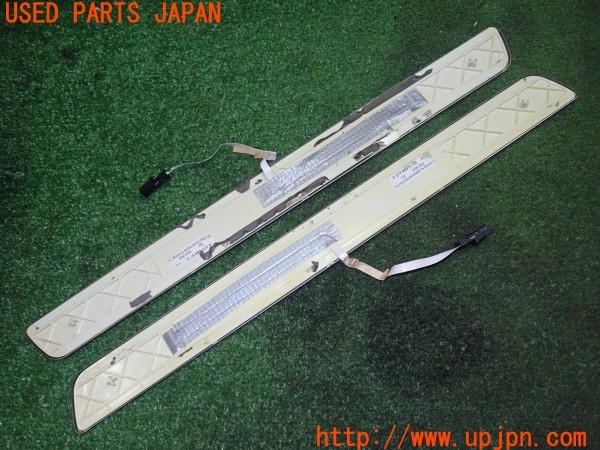 3UPJ=9231390512]ベンツ A250(177147M V177)純正 スカッフプレート イルミ付き 中古_4