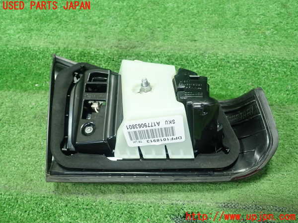 1UPJ-9231391550]ベンツ A250 4MATIC セダン(177147M V177)右リアフィニッシャー 中古_2