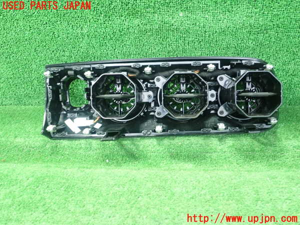 1UPJ-9231397527]ベンツ A250 4MATIC セダン(177147M V177)エアコン吹き出し口2 (真中) 中古_2
