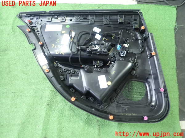 1UPJ-9231391294]ベンツ A250 4MATIC セダン(177147M V177)右後ドア内張り 中古_3