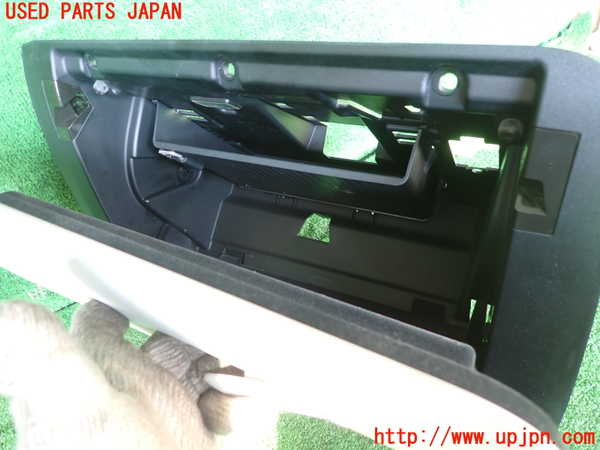 2UPJ-9231457516]ボルボ・V60(ZB420)グローブボックス1 中古_3