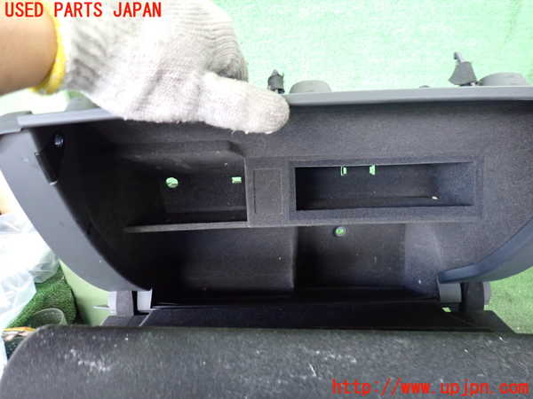 2UPJ-9231487516]アウディ・TT クーペ(8JBUBF)グローブボックス1 中古_2