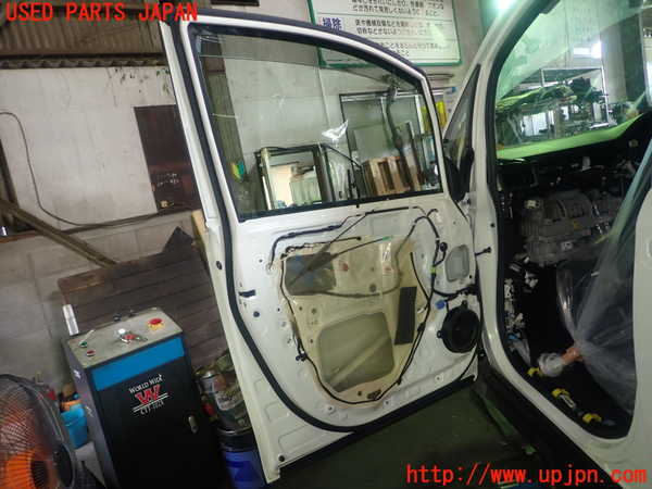 1UPJ-9231551260]ヴォクシー(ノア)(ZRR80W)左前ドア 中古 NSG M3O8_4