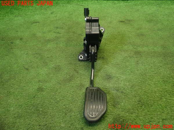 5UPJ-9231556381]ヴォクシー(ノア)(ZRR80W)センサー1(アクセルペダル) 中古_4