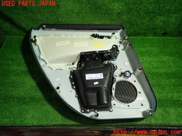 1UPJ-9231561294]ボルボ・XC60(DB4204TXC)右後ドア内張り 中古_4