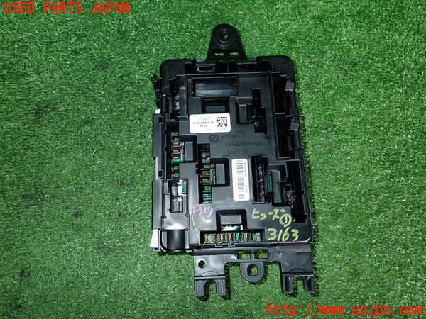 2UPJ-9231636741]BMW 320d(3D20)ヒューズボックス1 中古 (F30)_2