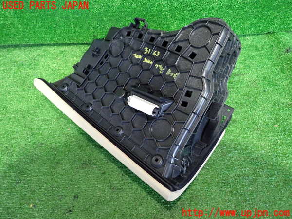 2UPJ-9231637516]BMW 320d(3D20)グローブボックス1 中古 (F30)_2