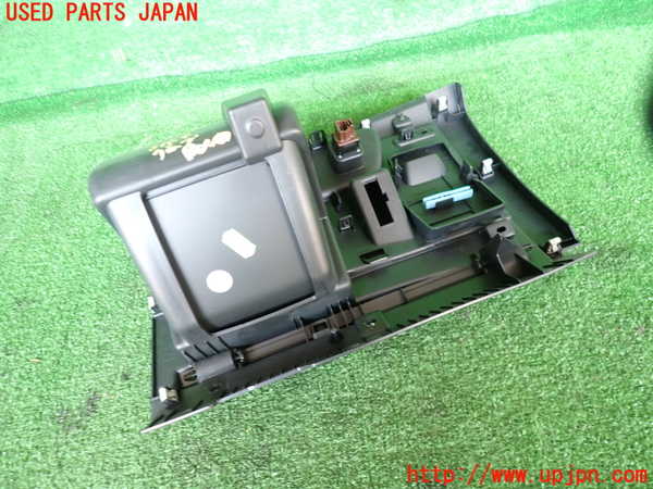 2UPJ-9231647516]プジョー・2008(A94HN01)グローブボックス1 中古_4