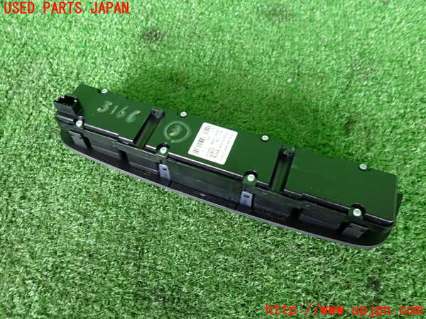 2UPJ-9231666308]ベンツ B180(246242)(246)スイッチ3 (ハザード、ECO、ソナーOFF他) 中古_2