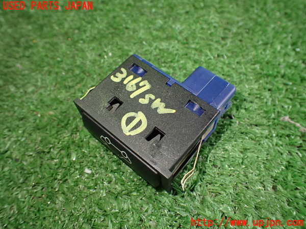 2UPJ-9231676306]BMW 320i(AV22)スイッチ1 (トランクオープナー) 中古  E46_2