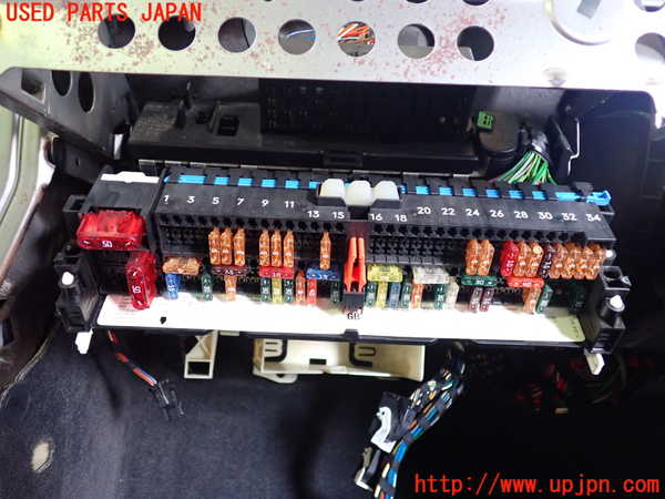 2UPJ-9231676741]BMW 320i(AV22)ヒューズボックス1 中古  E46_2