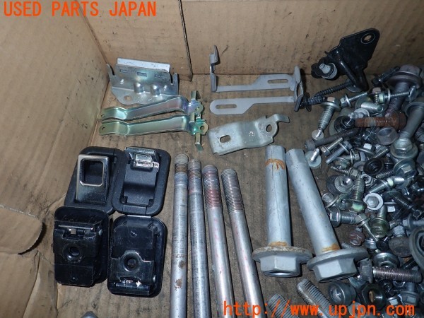 3UPJ=9231730720]レクサス LS600hL(UVF46)前期 ネジ・ナット・ステー類 ジャンク_2