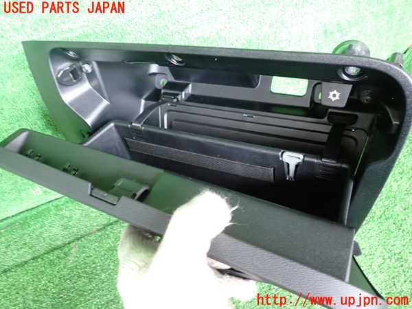 2UPJ-9231777516]ボルボ・XC40(XB420TXCM)グローブボックス1 中古_3
