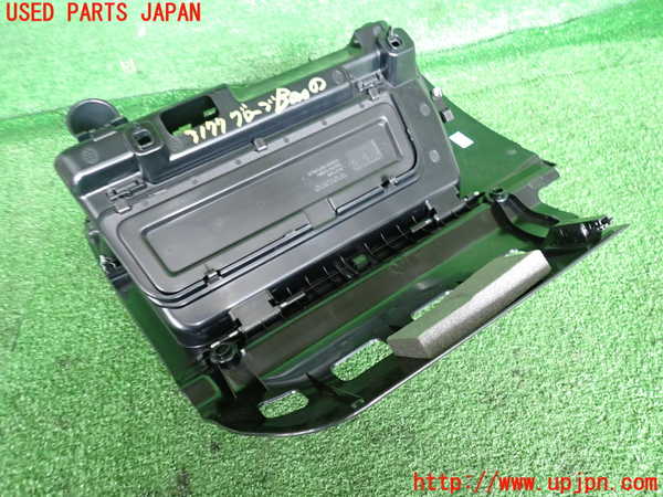 2UPJ-9231777516]ボルボ・XC40(XB420TXCM)グローブボックス1 中古_4