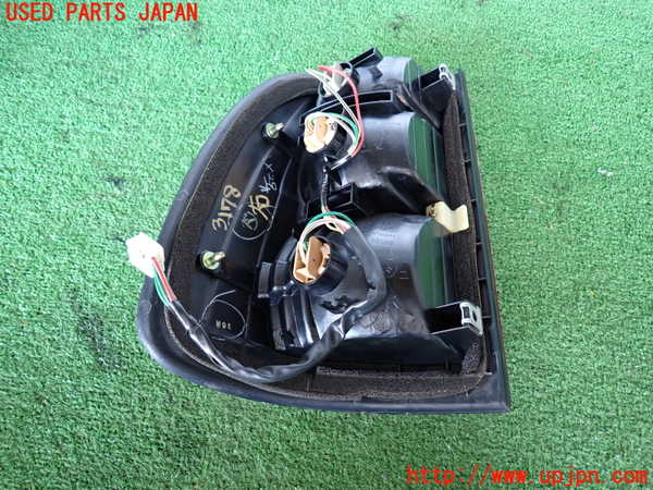 2UPJ-9231781530]ランクル100系(UZJ100W)右テールランプ 中古_2