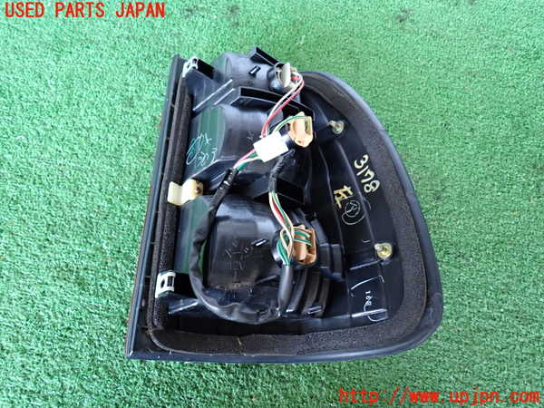 2UPJ-9231781536]ランクル100系(UZJ100W)左テールランプ 中古_2