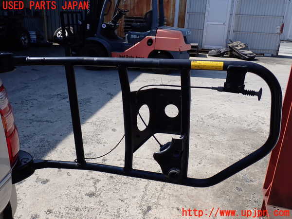 2UPJ-9231781700]ランクル100系(UZJ100W)スペアタイヤキャリア 中古_4