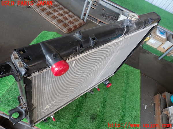 2UPJ-9231782321]ランクル100系(UZJ100W)ラジエーター1 中古_2