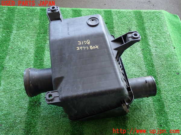 2UPJ-9231782560]ランクル100系(UZJ100W)エアクリーナーボックス 中古_2