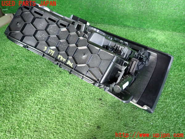 2UPJ-9231797516]BMW 320i(8A20)グローブボックス1 中古 (F30)_3