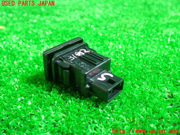 1UPJ-9231826310]レクサス・CT200h(ZWA10)スイッチ5 (フューエル) 中古_3