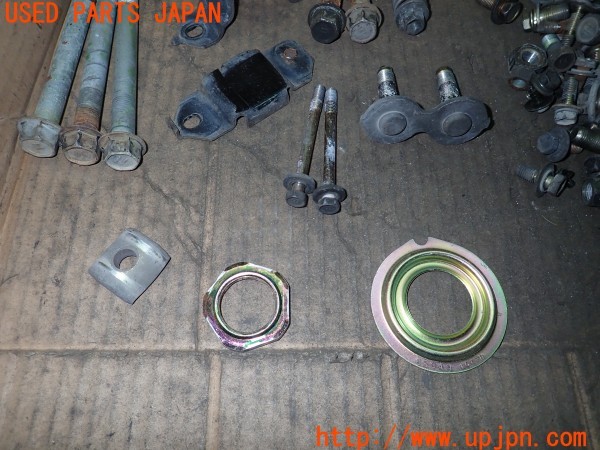 3UPJ=9231870720]ハイエースワゴン(KZH100G)ネジ・ナット・ステー類 セット ジャンク_3