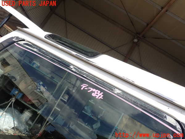1UPJ-9231871380]ハイエースワゴン100系(KZH100G)右クォーターガラス 中古 ASAHI M2H5_2