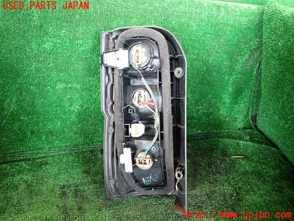 1UPJ-9231871530]ハイエースワゴン100系(KZH100G)右テールランプ 中古_2