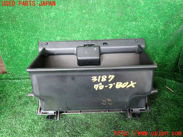 1UPJ-9231877516]ハイエースワゴン100系(KZH100G)グローブボックス1 中古_4