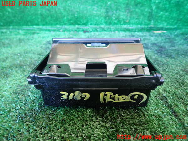 1UPJ-9231877821]ハイエースワゴン100系(KZH100G)灰皿1 中古_3