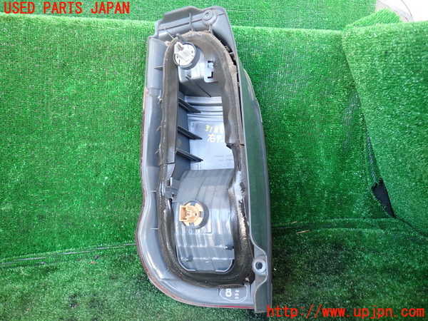 1UPJ-9231881530]グランドハイエース(VCH10W)右テールランプ 中古_3