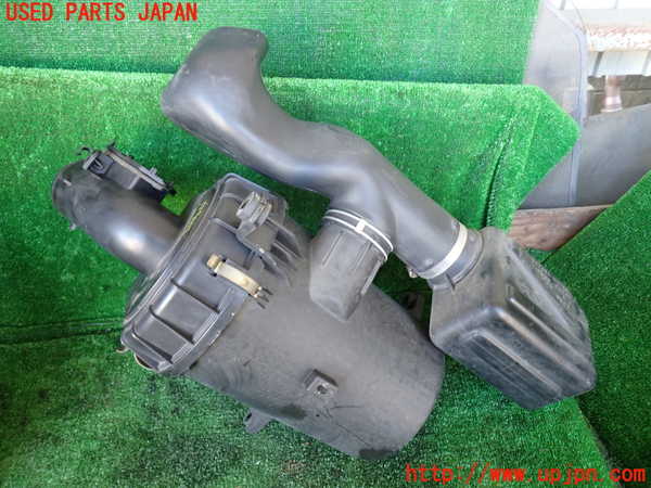 1UPJ-9231882560]グランドハイエース(VCH10W)エアクリーナーボックス 中古_2