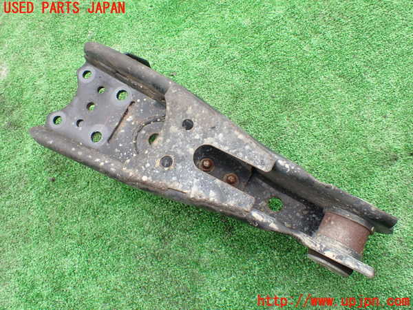 1UPJ-9231885176]グランドハイエース(VCH10W)右フロントロアアーム1 中古_3