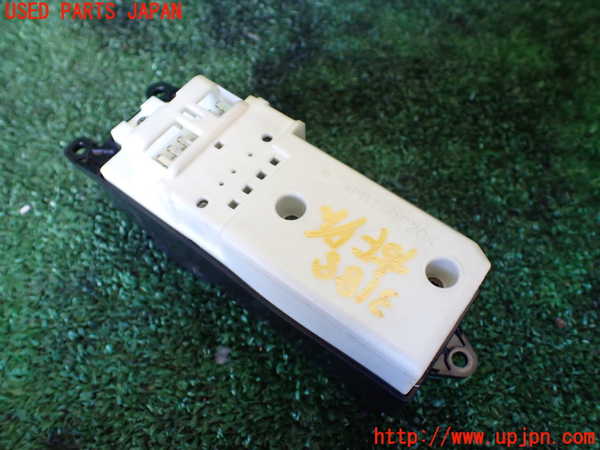 1UPJ-9231886240]グランドハイエース(VCH10W)右前パワーウィンドウスイッチ 中古_2