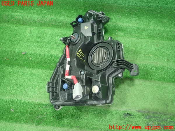 1UPJ-9232011152]プリウスPHV(ZVW52)左コーナーランプ ジャンク部品取り_2