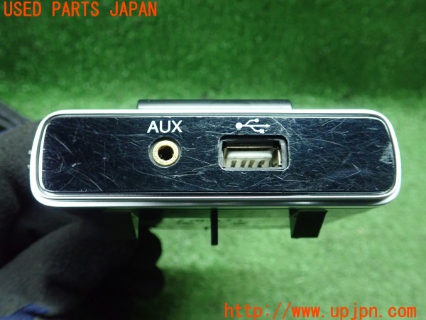 3UPJ=9232060580]フィアット 500X ポップスター(33414)純正 735631402 AUX/USBポート ソケット ユニット 中古_3