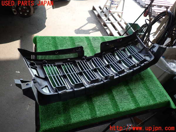 2UPJ-9232091050]ジープ・グランドチェロキー(WK36A)ラジエターグリル 中古_5